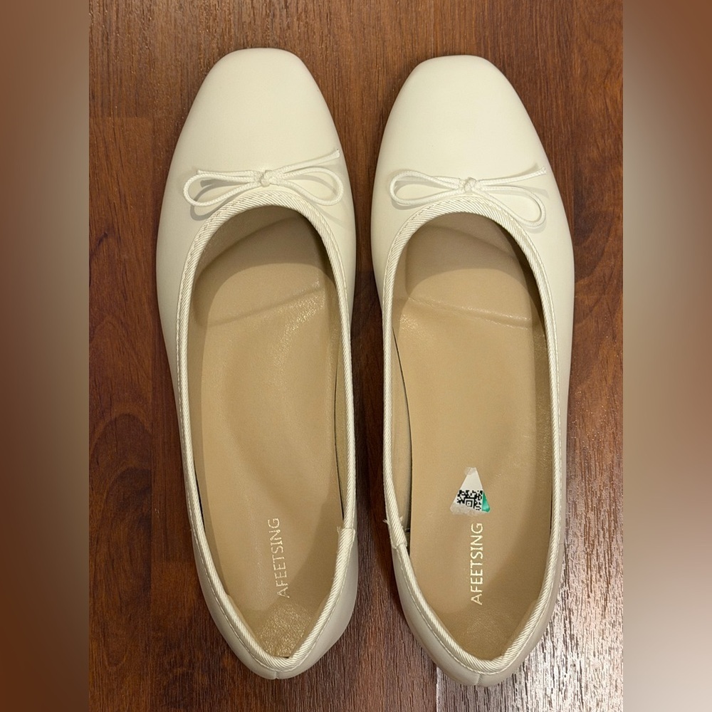 Women's White Ballet Flats with Bow